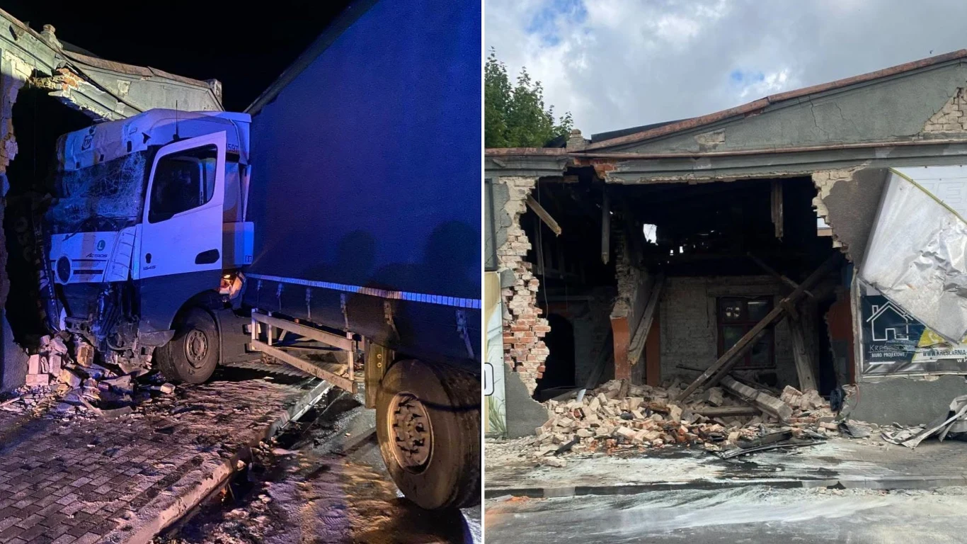 Dwie osoby zginęły w wypadku na drodze krajowej nr 12 w Pleszewie. Ciężarówka wbiła się w ścianę budynku Ciężarówka wbita w zniszczony budynek przy drodze krajowej nr 12 w Pleszewie, gruzy wokół miejsca uderzenia.