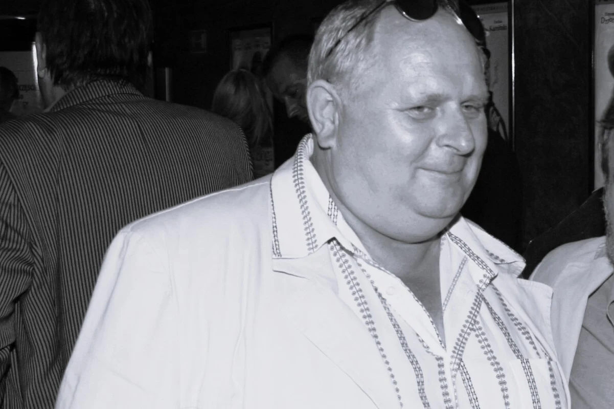 Nie żyje Andrzej Beya-Zaborski Andrzej Beya-Zaborski w jasnej marynarce i koszuli, z okularami na głowie, podczas spotkania w otoczeniu innych osób.