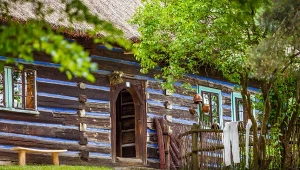Podążając malowniczo pokręconymi ścieżkami nie sposób pominąć drewnianego dziedzictwa dawnych wieków, które kryje się w skansenach m.in. Wygiełzowie 