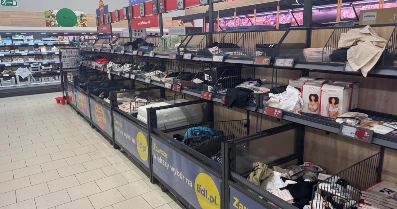 Lidl jeszcze nie żegna lata. Od 12 sierpnia ruszają promocje do ogrodu i na balkon Półki w sklepie Lidl z ograniczonym asortymentem, przypadkowo rozłożoną odzieżą i pustymi koszami.