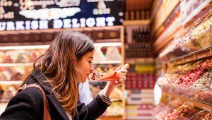 Turyści na wczasach coraz częściej odwiedzają lokalne sklepy i supermarkety w poszukiwaniu "egzotycznych" smaków (zdj. ilustracyjne)