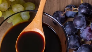 Ocet winogronowy rozcieńczony z wodą ma działanie wspierające trawienie oraz pomaga dbać o prawidłowy poziom cukru we krwi