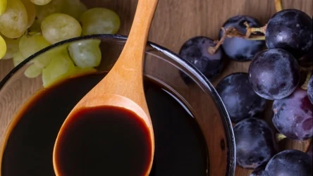 Ocet winogronowy rozcieńczony z wodą ma działanie wspierające trawienie oraz pomaga dbać o prawidłowy poziom cukru we krwi