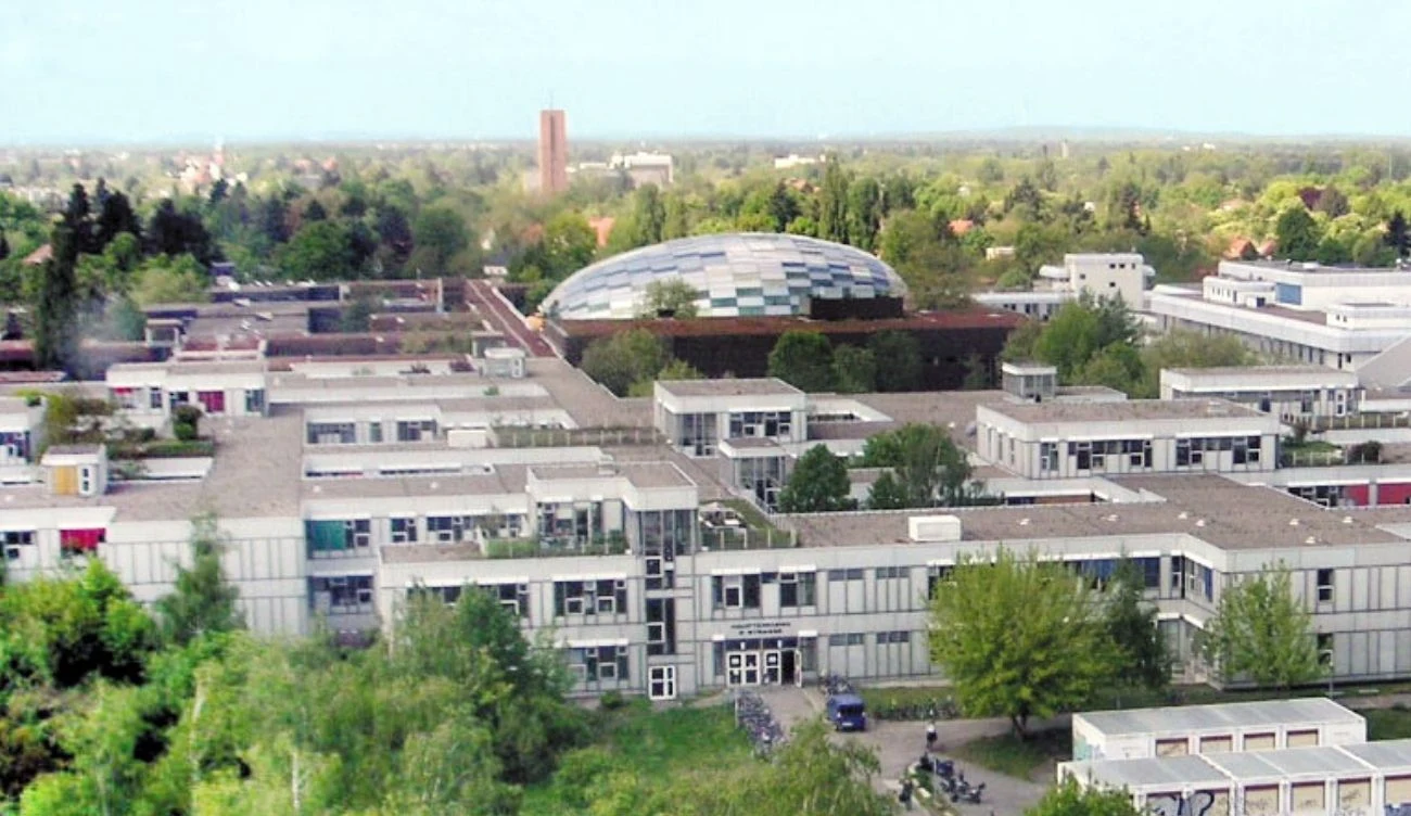 Wolny Uniwersytet w Berlinie ma istotny wpływ na wybór imion niżów i wyżów Kompleks budynków Wolnego Uniwersytetu w Berlinie, z kopułą o geometrycznym wzorze, otoczony zielenią.