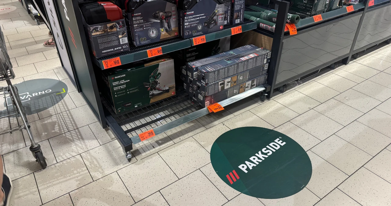 Od jutra będzie po co jechać do Kauflandu. Parkside wchodzi z dużą ofertą Półka sklepu Kaufland z elektronarzędziami Parkside, widoczne ceny na pomarańczowych etykietach i logo Parkside.