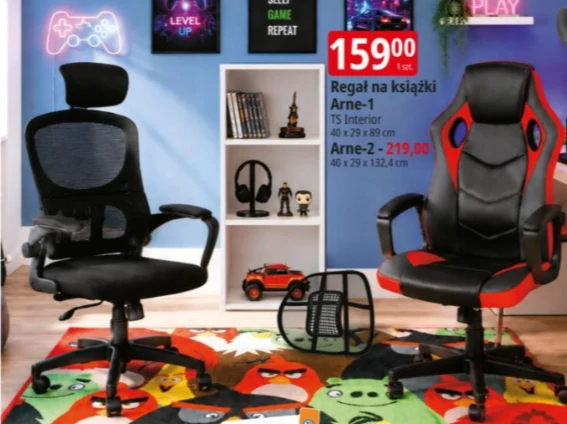 Fotele gamingowe od 249 zł Dwa fotele biurowe ustawione obok siebie na kolorowym dywanie z motywem Angry Birds, na tle niebieskiej ściany z plakatami i białego regału na książki wypełnionego figurkami i książkami.