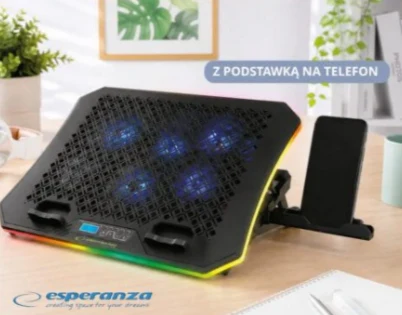 Podstawka chłodząca RGB za 89,99 zł. Podstawka chłodząca do laptopa z podświetleniem LED i wbudowanymi wentylatorami, wyposażona w boczny uchwyt na telefon, ustawiona na drewnianym biurku obok notesu i długopisu.