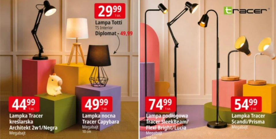 Lampki do pokoju od 29,99 zł Kilka designerskich lamp stojących i biurkowych, ustawionych na kolorowych prostopadłościanach, z widocznymi cenami i nazwami modeli oświetlenia marki Tracer oraz Totti.