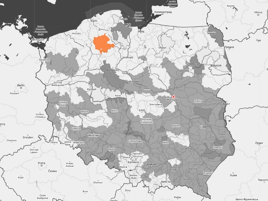 Pomarańczowo zaznaczony powiat znajduje się w północnej części Polski, na tle mapy kraju podzielonej na regiony w odcieniach szarości, z wyraźnie oznaczonymi granicami administracyjnymi i nazwami miejscowości.