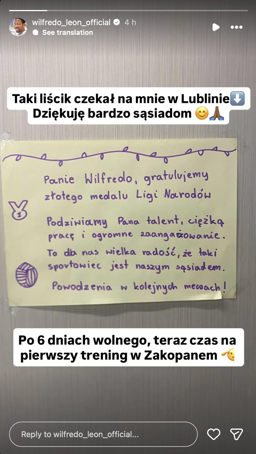 Ręcznie napisana kartka z gratulacjami dla Wilfredo Leona za złoty medal Ligi Narodów, umieszczona na ścianie; powyżej i poniżej widoczne są nakładki tekstowe z podziękowaniami oraz informacją o powrocie do treningów.