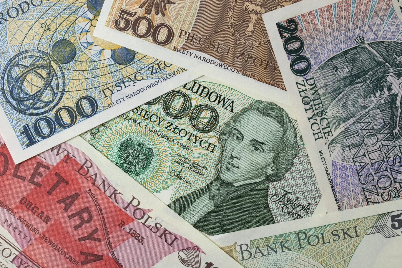 Ignacy Zenon Soszyński był najbogatszym człowiekiem PRL. Doszedł do bogactwa dzięki pomysłowości, samozaparciu i ambicji. Zdjęcie ilustracyne Stos polskich banknotów o różnych nominałach i z wizerunkami postaci historycznych z PRL.