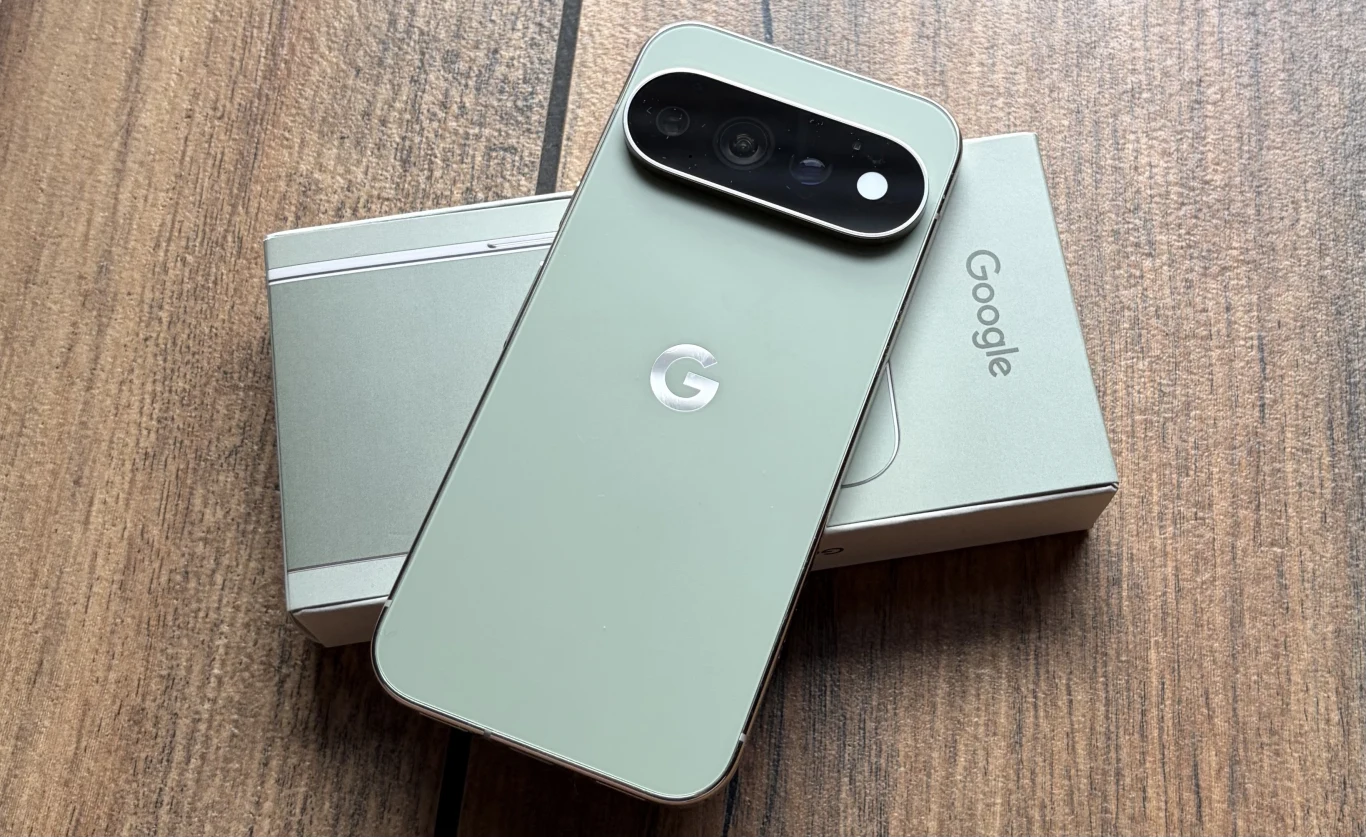 Premiera Google Pixel 11, 11 Pro i 11 Pro XL. Znamy polskie ceny. Smartfon Google Pixel 11 w jasnozielonej obudowie na opakowaniu, widoczny moduł aparatów, drewniana powierzchnia.