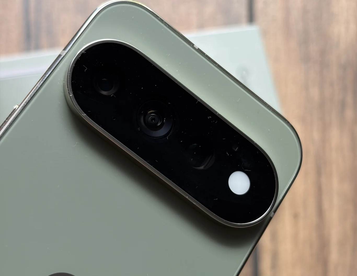 Google Pixel 11 Pro ma aparat fotograficzny zaprojektowany w charakterystyczny sposób dla całej serii. Potrójny moduł aparatu fotograficznego z lampą błyskową zamontowany w rogu jasnej obudowy smartfona.