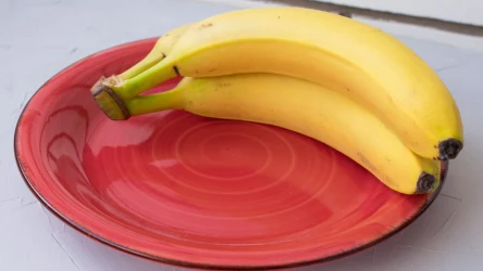 Większość osób usuwa końcówki bananów przed ich zjedzeniem. Sprawdź, czy to konieczne. 