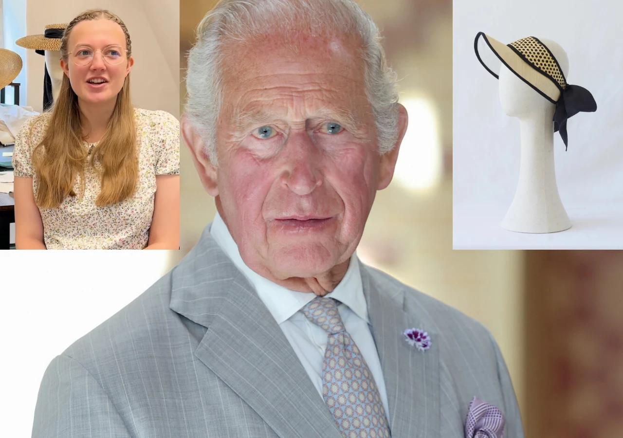 Starszy mężczyzna w eleganckim szarym garniturze z fioletową przypinką na klapie, młoda kobieta z długimi blond włosami siedząca przy stole i jasny kapelusz ozdobiony czarną wstążką na białym manekinie.