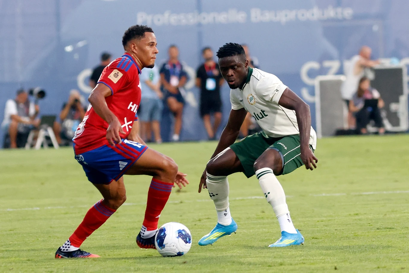 Michael Ameyaw z Rakowa w starciu z piłkarzem Hammarby podczas meczu eliminacji Ligi Konferencji Michael Ameyaw z Rakowa i piłkarz Hammarby walczą o piłkę w meczu eliminacji Ligi Konferencji na murawie.