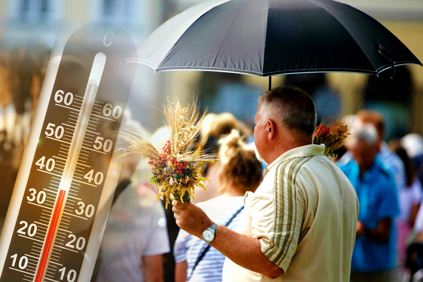 Wysokie temperatury prognozowane na 15 sierpnia Mężczyzna z bukietem kwiatów pod czarnym parasolem obok dużego termometru wskazującego wysoką temperaturę; wokół ludzie.