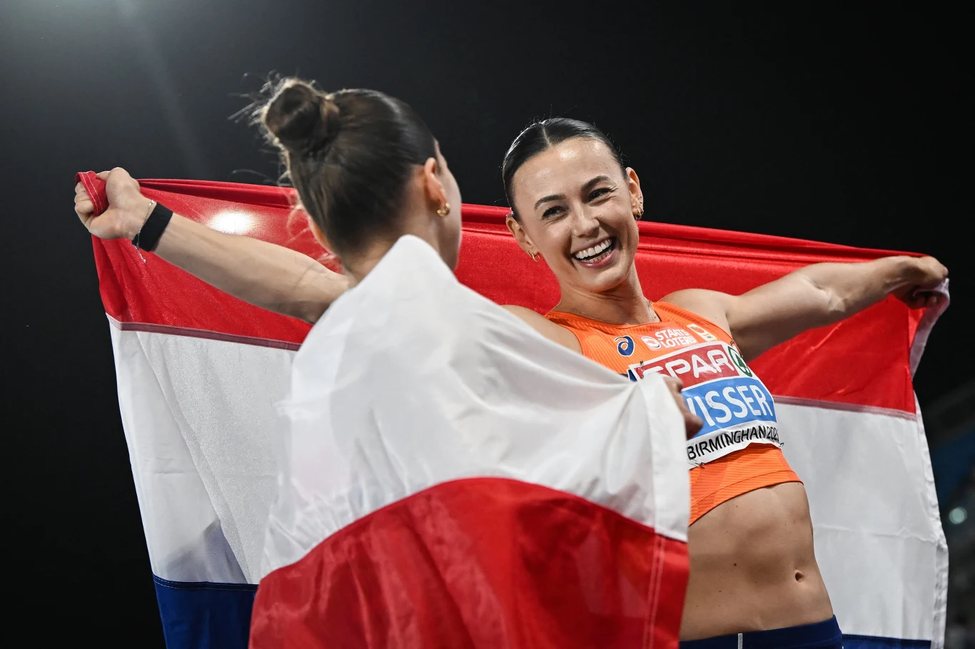 Nadine Visser i Pia Skrzyszowska article cover
