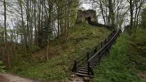 Ruiny zamku Sobień urzekają widokami na malowniczą dolinę Sanu