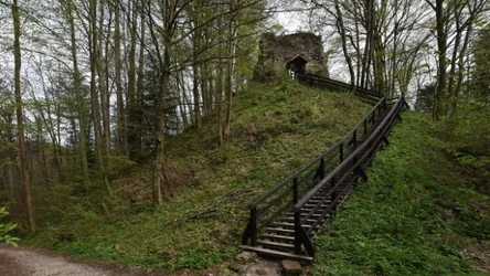 Ruiny zamku Sobień urzekają widokami na malowniczą dolinę Sanu