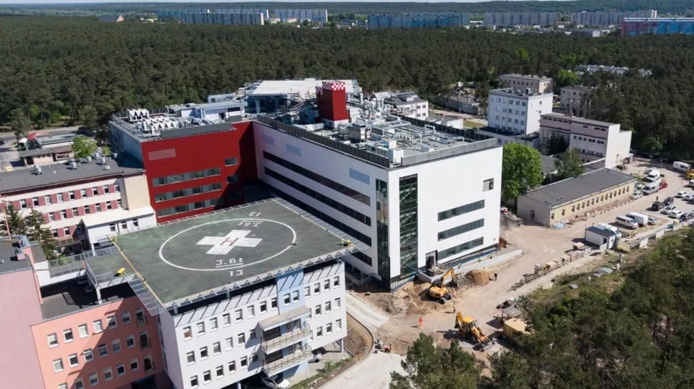 Sprawę pani Agnieszki opisują lokalne media. Kobieta ma czekać na leczenie w Wojewódzkim Szpitalu Specjalistycznym we Włocławku Wojewódzki Szpital Specjalistyczny we Włocławku z lądowiskiem na dachu, otoczony drzewami, w tle bloki mieszkalne.