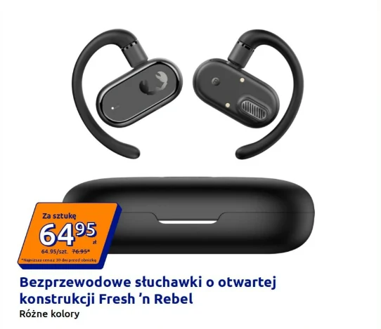 Bezprzewodowe słuchawki Fresh'n Rebel za 64,95 zł Czarne bezprzewodowe słuchawki o otwartej konstrukcji z zaokrąglonym pałąkiem zakładanym za ucho oraz etui do ładowania, wyróżniające się nowoczesnym designem i lekką formą.