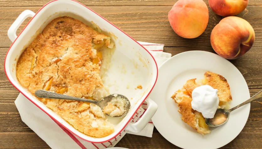 Peach cobbler, czyli klasyczny amerykański deser z brzoskwiniami to sierpniowy hit