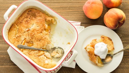 Peach cobbler, czyli klasyczny amerykański deser z brzoskwiniami to sierpniowy hit