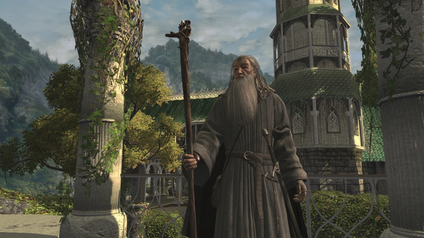 The Lord of the Rings: War in the North - Legacy Edition Starszy mężczyzna z siwą brodą i laską w szacie, na tle budowli z kolumnami i zielonym dachem w górach.