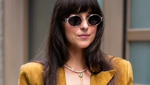 Jeansy będą hitem jesieni. Fason wysmukla nogi. Dakota Johnson już nosi