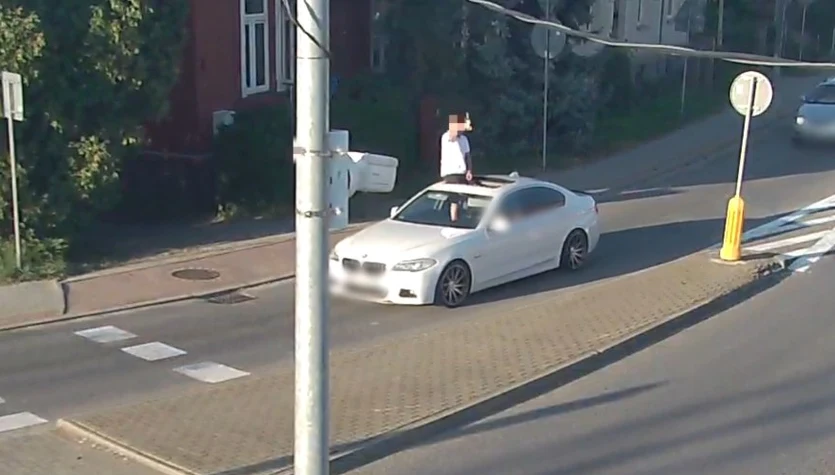 Niebezpieczna jazda na dachu BMW