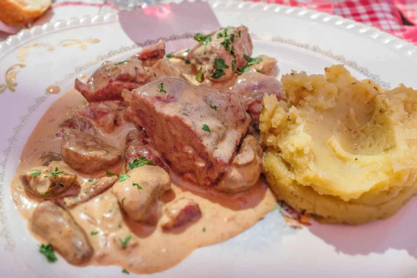 Policzki wieprzowe to danie, które sprawdzi się na eleganckiej kolacji Policzki wieprzowe w kremowym sosie z pieczarkami i natką pietruszki, podane z ziemniaczanym purée.