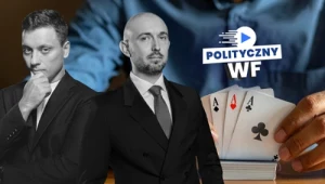 Dwóch mężczyzn w garniturach na pierwszym planie, za nimi widoczna dłoń trzymająca rozłożone karty do gry oraz logo programu 'Polityczny WF'.