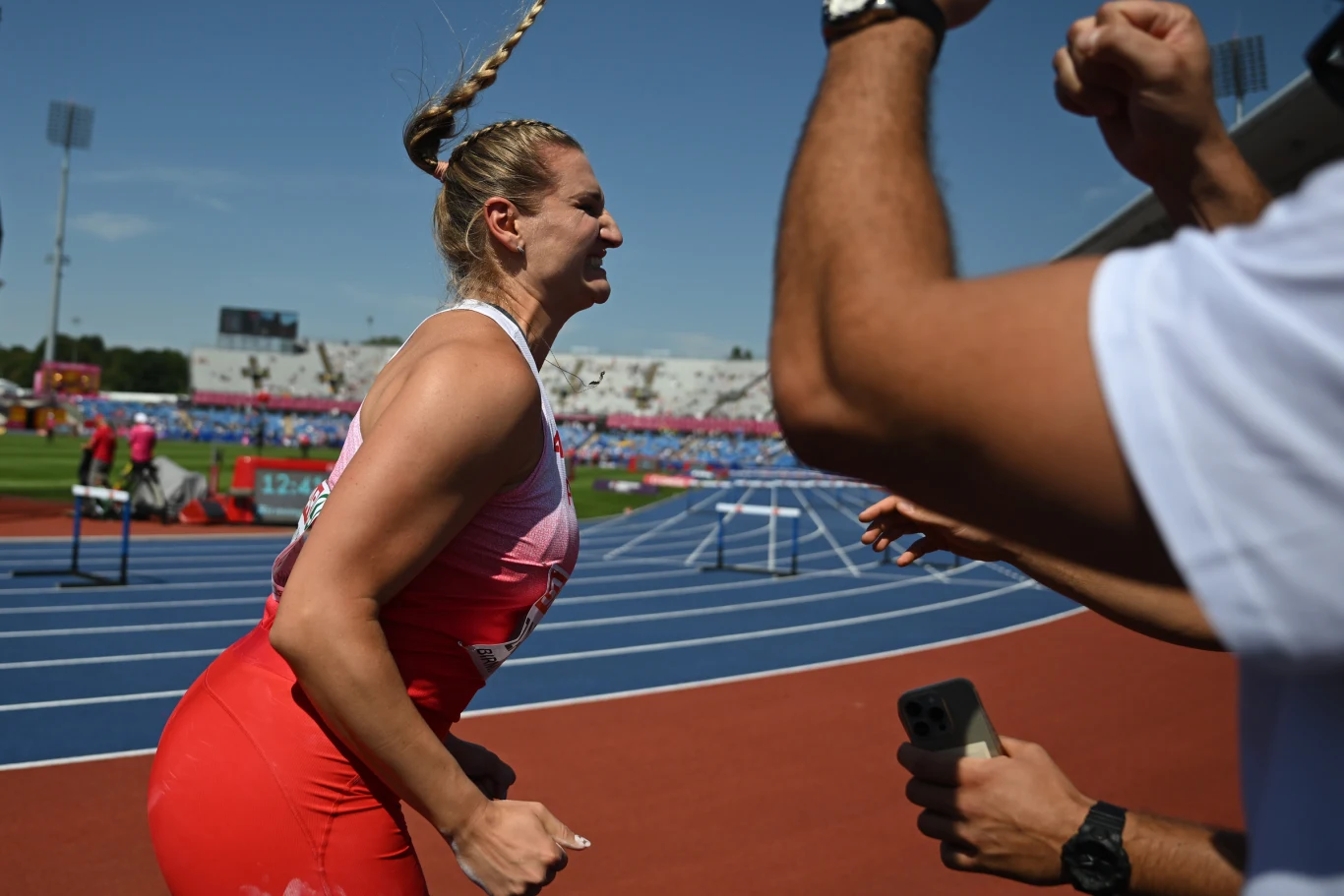 Radość Darii Zabawskiej po historycznym dla niej awansie do finału ME Zawodniczka w stroju sportowym świętuje na bieżni po zakończonym biegu, wykonując gest triumfu w stronę kibiców lub trenerów.