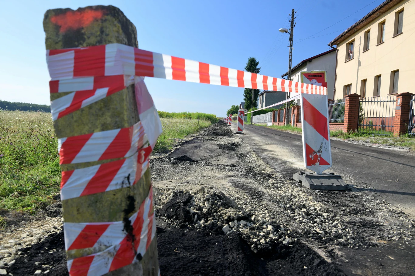 RPO zainterweniował w sprawie rolnika, który w piątek zaorał świeżo wyasfaltowaną drogę Zaorany asfalt w Gliwicach przez 60-letniego rolnika