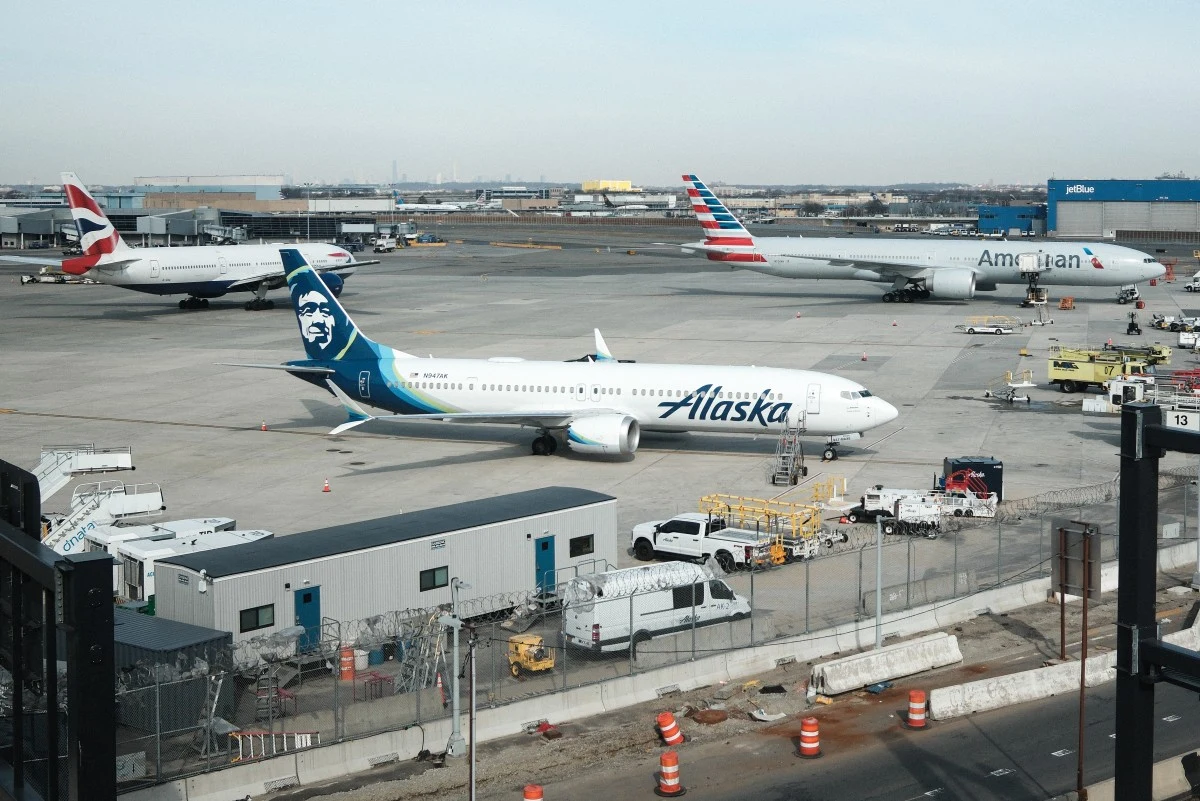 Samolot Alaska Airlines przerwał kołowanie przed startem. Zdjęcie ilustracyjne Samolot Alaska Airlines na płycie lotniska