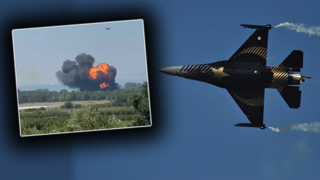 Katastrofa tureckiego samolotu F-16 Turecki myśliwiec F-16 w locie, obok eksplozja z dymem i ogniem nad terenem zielonym, błękitne niebo.