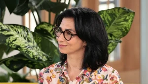 Idealna sukienka dla 50-latek. Aida wygląda w niej obłędnie 