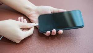 Nowe baterie robią różnicę. Smartfony coraz rzadziej proszą o ładowarkę