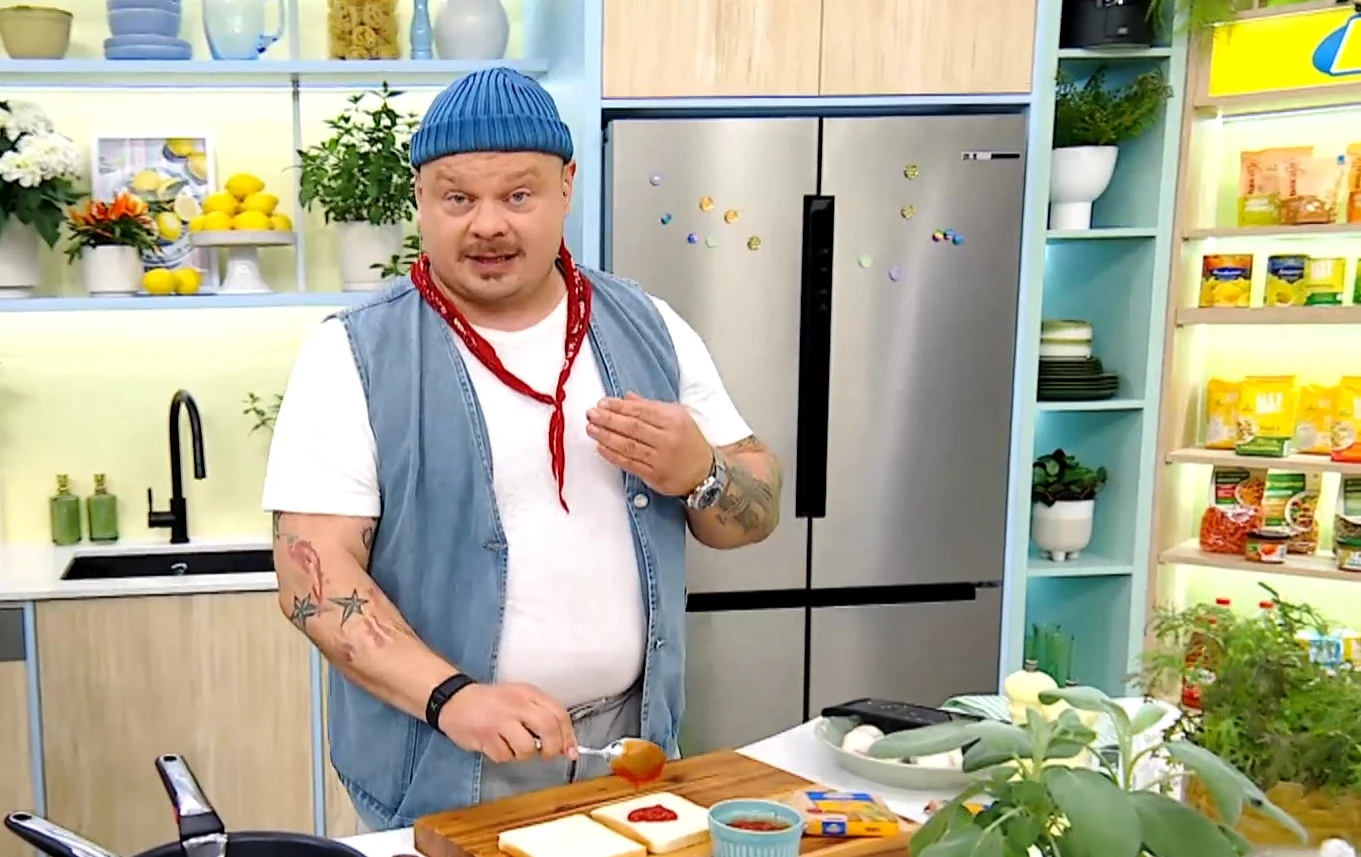 Tost najlepiej smakuje jeszcze gorący z porcją sosu czosnkowego