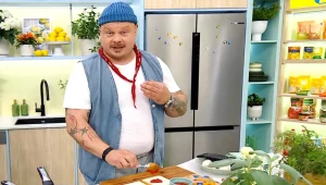 Tost najlepiej smakuje jeszcze gorący z porcją sosu czosnkowego 