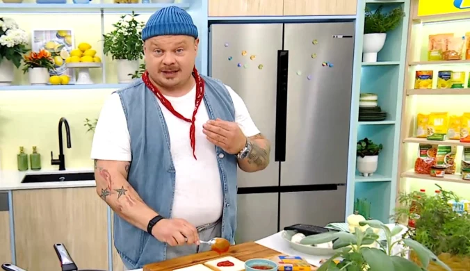 Tost najlepiej smakuje jeszcze gorący z porcją sosu czosnkowego 