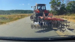 Widać, że kierowca ciągnika obraca się i doskonale widzi, że niszczy krawężniki / Fot: X / Bandyci Drogowi