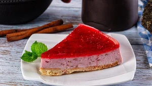 Wakacyjny sernik z malinami smakuje doskonale podczas przyjęć w ogrodzie.