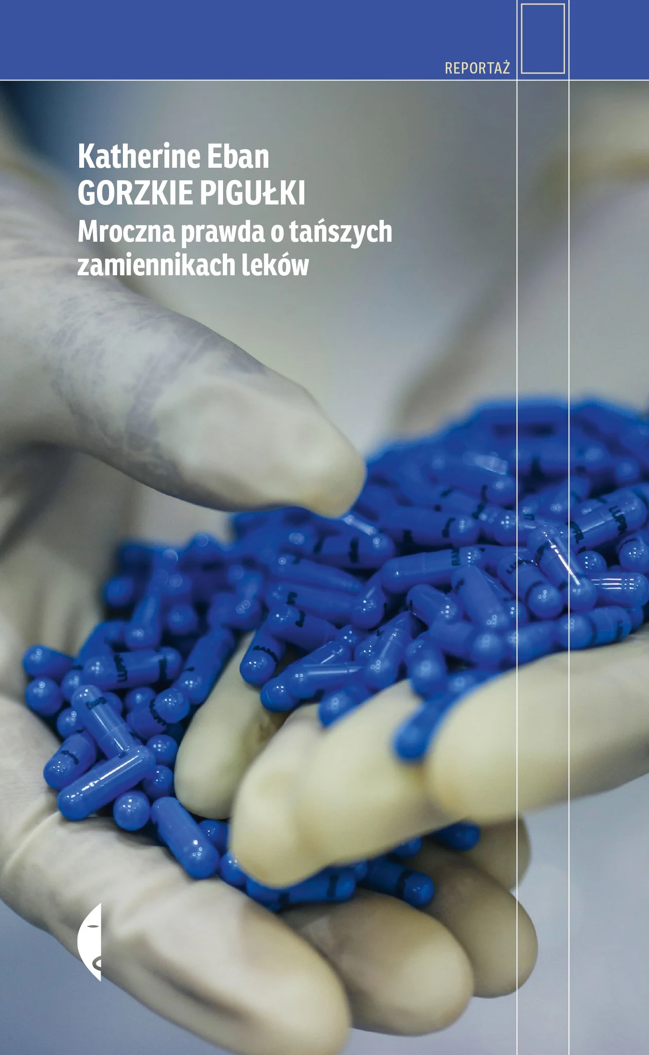 Dłonie w rękawiczkach ochronnych trzymające dużą ilość niebieskich kapsułek leków, na pierwszym planie wyraźny tytuł książki oraz nazwisko autorki.