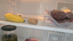 Latem wkładam korek od butelki do lodówki. Rozwiązuje nieprzyjemny problem