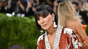 Odmładzająca grzywka? Kris Jenner w tych trzech cięciach zachwyca