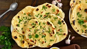 Chlebki naan najlepiej smakują z aromatycznym masełkiem czosnkowym