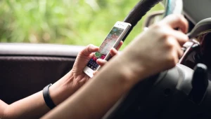 Spór toczy się o to, czy kobieta trzymała w ręce telefon czy cukinię
