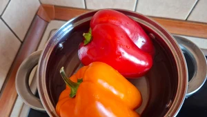 Papryka bez skórki w kilka minut. Ten domowy sposób warto znać.